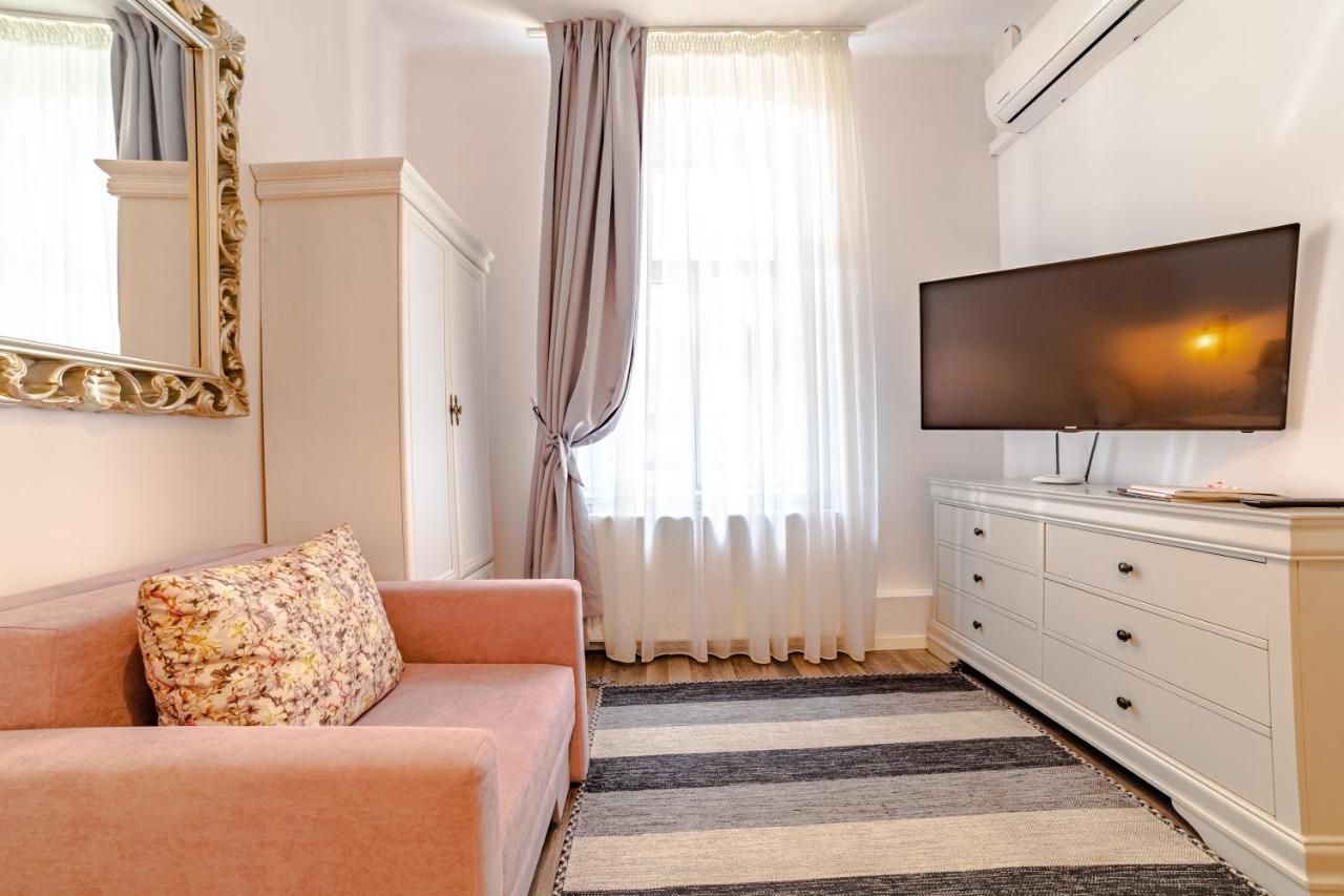 Albert Residence With Complimentary Parking Brasov Exterior photo